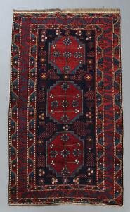 Shirvan tæppe, Kaukasus. Design med tre kantet medaljoner. 20. årh.s begyndelse. 180 x 110.