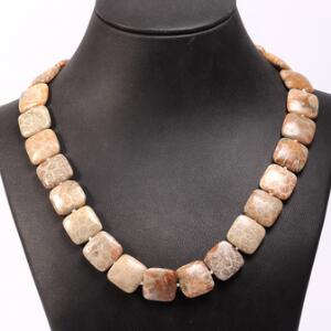 Koralhalskæde prydet med cabochon forstenet koral. L. ca. 48 cm. 2012.