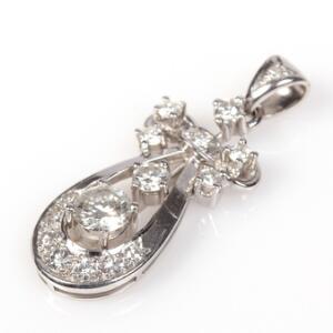Diamantvedhæng af 18 kt. hvidguld prydet med talrige brillantslebne diamanter. L. ca. 3 cm.