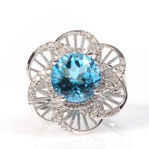 Topas- og diamantring af 8 kt. hvidguld prydet med facetslebet topas omkranset af talrige brillantslebne diamanter. Str. 55. Ca. 2003.