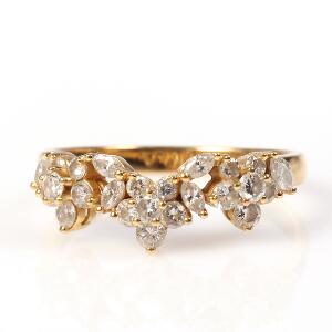 Diamantring af 18 kt. guld prydet med talrige brillant- og navetteslebne diamanter. Str. 55.