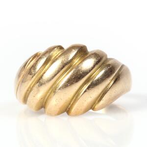Ring af 14 kt. guld. Str. 58,5. Vægt. ca. 12,5 gr.