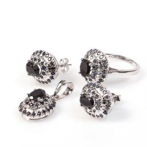 Safirsmykkesæt bestående af ring, vedhæng og ørestikker, hver prydet med oval facetsleben og talrige runde facetslebne safirer. Str. 56. L. ca. 3 cm. 4