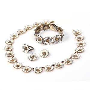 A. Michelsen Margueritte smykkesæt af forgyldt sterling sølv bestående af halskæde, armbånd, ring og øreclips, prydet med emalje. 5