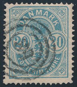 1882. 20 øre, blå. Små tal. Variant AFSKÅREDE HJØRNER. Fint stemplet eksemplar. AFA 1200