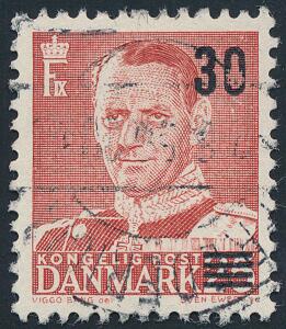 1956. 3025 øre rød, Fr. IX. Stemplet mærke med variant 0 i 30 har form som et nøglehul. Pos. 26 i en lille del af oplaget.