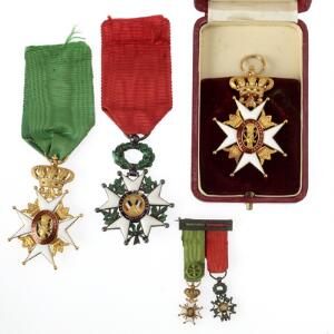 Sverige, Vasaordenen, ridderkors af 1. grad, forgyldt, 2 stk samt 1 miniature. Frankrig, æreslegionen  Legion dHonneur, ridderkors og miniature