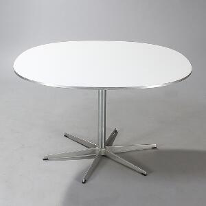 Piet Hein, Bruno Mathsson Super-cirkulært spisebord med top af hvid laminat, opsat på seksdelt søjlefod af satinpoleret aluminium. Model A704.