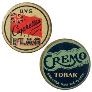 Postskillemønter, Flag og Cremo, begge m. 25 øre, AFA 72, på rød baggrund. 2