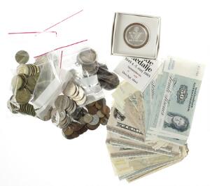 Samling mønter og sedler bl.a. 25 øre 1922, 12 kr 1926, 12 kr Ag 10 stk. flere i indfatning, en del kurserende, især 1800tals skillingsmønter, mindemedaille
