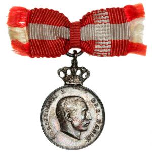 Christian X, MINIATURE af belønningsmedaille, sølv med krone, damesløjfe, 16 mm, cf. LS 197 1990 kun kendt i 15  17 mm