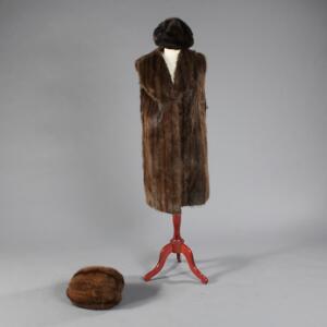 Pelsvest og -muffe samt hat af syntetisk pels. Vest mærked Leon Henri Ghnassia, Paris. Vest L. 104. 3