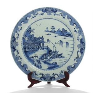 Rundt fad af porcelæn, dekoreret i underglasur blå, dekoreret med landskab og ornamentik. Kina. 18. årh. Diam. 55.