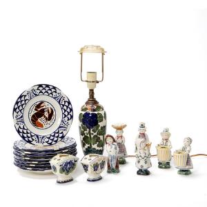 Samling Aluminia fajance bestående af tallerkner, lampe, to bouquettiere samt seks figurer, dekorerede i farver. H. 13-46. Diam. 23 cm. 18