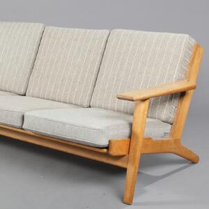 Hans J. Wegner GE 290. Tre-personers sofa af egetræ, løse epeda hynder med gråt uld. Udført hos Getama. L. 180.