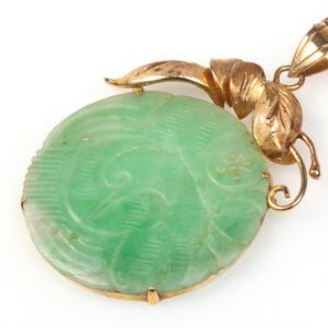 Halskæde med jadevedhæng af 14 kt. delvis satineret guld prydet med udskåret jade. Ca. 1930-40.