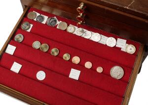 Møntskab i træ med 8 bakker indeholdende en blanding af ældre og nyere franske mønter samt enkelte EURO mønter, i alt 168 stk. i varierende kvalitet