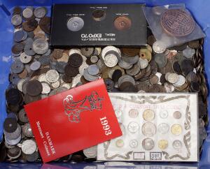 Kasse med flere hundrede overvejende danske mønter. Endvidere diverse norske, svenske, tyske, amerikanske mønter m.v.