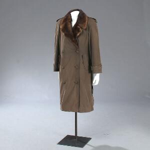Birger Christensen Brun trenchcoat med minkkrave og aftageligt inderfor af nutria. L. ca. 115 cm. Br. ca. 50 cm.