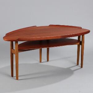 Arne Vodder Tre-sidet sofabord med plade af teaktræ, delvist med kelet kant, stel af egetræ med seks ben. Udført hos P. Olsen Sibast. H. 51. D. 68. L. 117.
