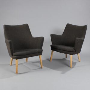 Hans J. Wegner AP 2018. Et par lænestole med ben af egetræ, sæder, ryg og sider med brunt uld. Udført hos AP-Stolen, København. 2