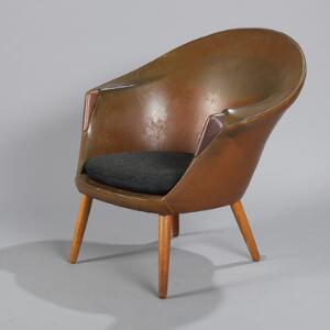 Dansk design Baljestol med skal af træ, sider og ryg med brunt patineret skai, løs hynde med sort stof, ben af egetræ, armlæn med greb af mahogni.