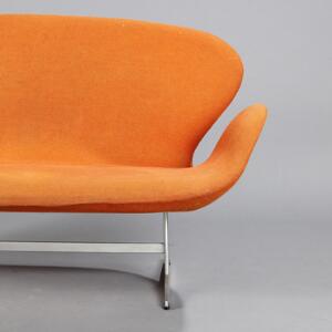 Arne Jacobsen Svanesofa. To-pers. sofa med stel af aluminium. Betræk af orange uld. Model 3321. Udført hos Fritz Hansen. L. 145.