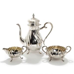 Kaffeservice af sølv, bestående af kaffekande, sukkerskål og flødekande. Skævknækket rococoform. Cohr 1930. Vægt ca. 1068 gr. 3