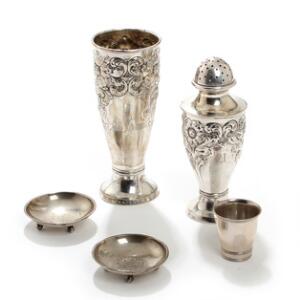 Vase, strøbøsse, to askebægre og bæger af sølv, bl.a Cohr og Thune. Danmark og Norge 20. årh. Vægt ca. 326 gram. H. 5-17,5. 5