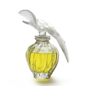 René Lalique Stor Nina Ricci parfume flacon af klart glas. Låg forsynet med duer af matteret glas. Stemplet Lalique. H. 31..