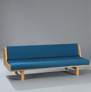 Hans J. Wegner Daybed med stel af eg. Ryglæn samt sædehynde betrukket med blåt uld. Udført hos Getama.