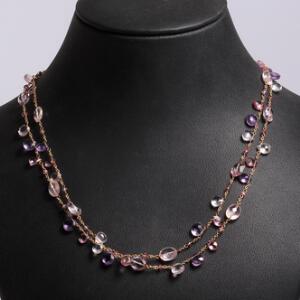 Perlehalskæde af forgyldt sterling sølv prydet med perler af facetslebne rosenkvarts og ametyster. L. ca. 90 cm. ca. 1998.