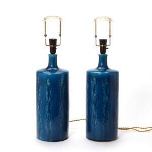 Gerd Bøgelund Et par bordlamper af stentøj modelleret med indridsede bladranker i relief. Dekoreret med transperant, turkisblå glasur. 2