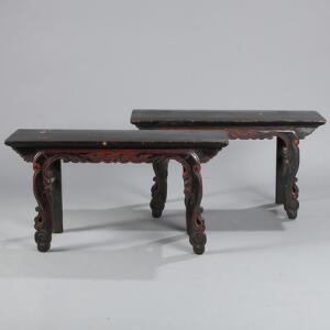 Et par orientalsk bænke af delvis rødmalet hardwood. Ca. 1900. H. 52. L. 100. B. 32. 2