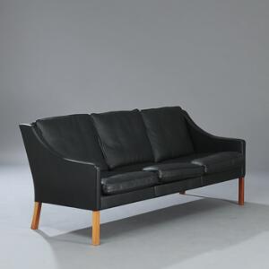 Børge Mogensen. Fritstående tre-personers sofa. Sider, ryg samt løse hynder betrukket med sort skind. Model 2209. L. 186.