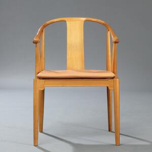 Hans J. Wegner Kinastolen. Armstol af kirsebær, løs hynde i sæde betrukket med dybthæftet naturskind. Model 4283.