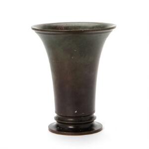 Just Andersen Trompetformet vase af patineret bronce. Stemplet monogram Just A.. Dessin nr. B 170. H. 22,8.