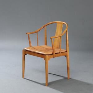 Hans J. Wegner Kinastolen. Armstol af kirsebær, løs hynde i sæde betrukket med dybthæftet naturskind. Model 4283.