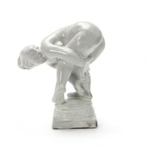 Kai Nielsen Kvindefigur af hvidglaseret lertøj. Stemplet HAK, Danmark. Udført hos Kähler. H. 17.