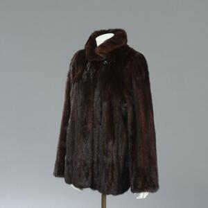 A. C. Bang Pelsjakke af brun mink. Str. 46. L. ca. 80 cm.