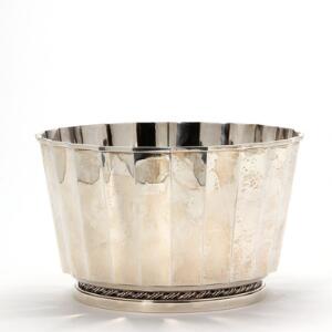 Stor vase af sterlingsølv, ligeknækket korpus, med snoet bånd over fod. Borgila. Sverige 1957. Vægt 1610 gr. H. 15 cm. Diam. 24 cm.