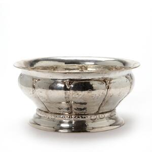 Skønvirke bowle af let hammerslået sølv, dekoreret med stiliseret bladværk på fod. København 1924. Vægt 685 gr. Diam. 27 cm. H. 12 cm.