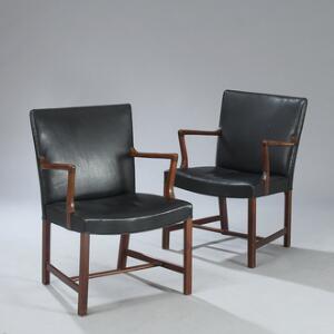 Ole Wanscher, tilskrevet Et par armstole af mahogni. Sæde og ryg betrukket med sort skind. Antageligt udført hos A. J. Iversen. 2