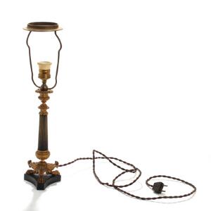 Bordlampe af delvis forgyldt og patineret bronze. Charles X stil. Ca. 1900. H. inkl. montering 51.