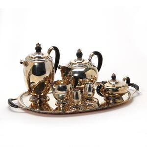 Kaffeservice af sterling sølv med hanke af ibenholt bestående af kaffekande, tepotte, sukkerskål, flødekande, bakke samt to lysestager. Vægt 3.280 gr. 7
