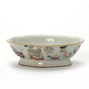 Kinesisk præsentationsskål af porcelæn, dekoreret i farver med kostbare ting. Daoguang 1821-1850. L. 19,5 cm.