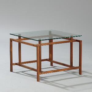 Henning Nørgaard Kvadratisk sofabord, top af glas. Udført hos Komfort, Randers. H. 38. L.B. 50.