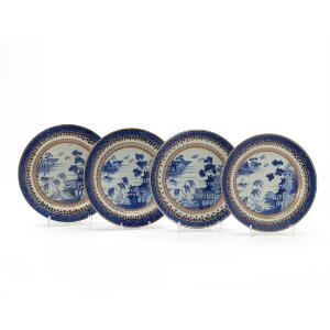 Fire kinesiske tallerkener af porcelæn, dekorerede i underglasur blå og guld med sceneri. 19. årh. Diam. 21,5 cm. 4