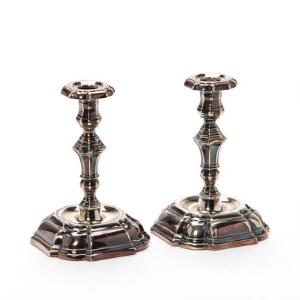 Et par barokform stager af sølv, på ligeknækket firpasfod. Udfyldte. København 20. årh. H. 17 cm. 2
