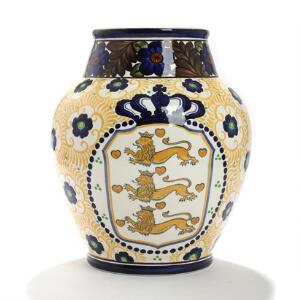 Pæreformet vase af fajance, Aluminia, dekoreret med Fr. D. VIIIs monogram og Danmarks våbenskjold. H. 36.